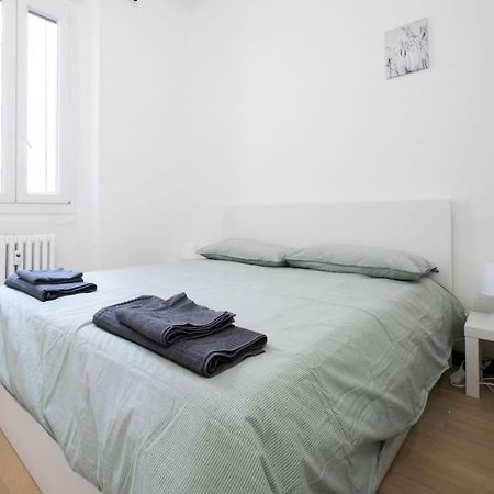 Apartment 4 Stops From The City Center Milan Bagian luar foto