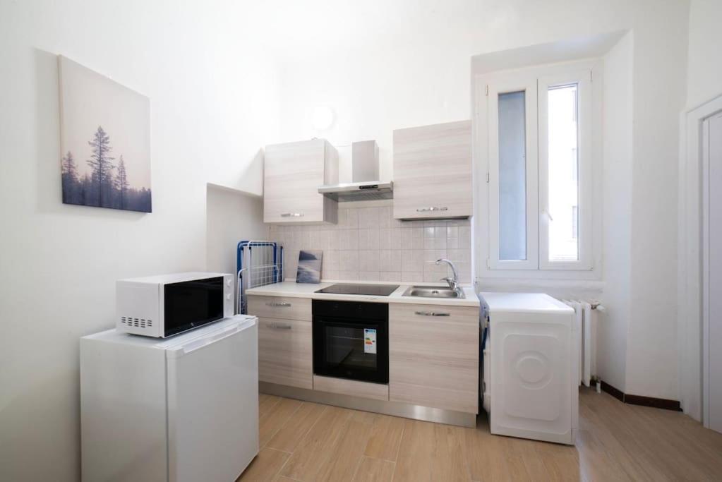 Apartment 4 Stops From The City Center Milan Bagian luar foto