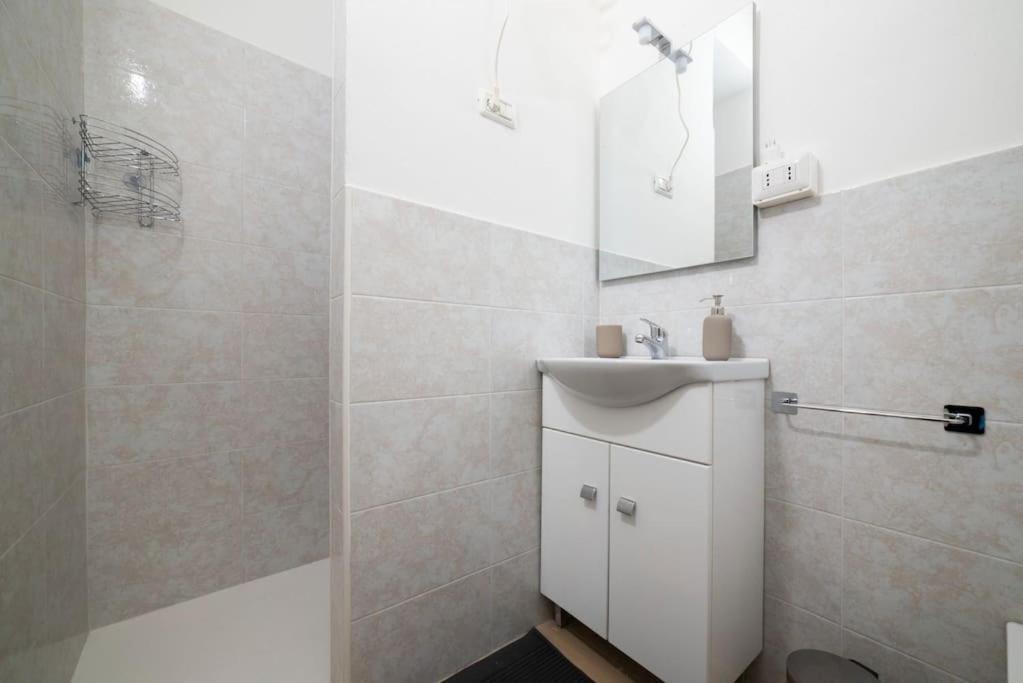 Apartment 4 Stops From The City Center Milan Bagian luar foto