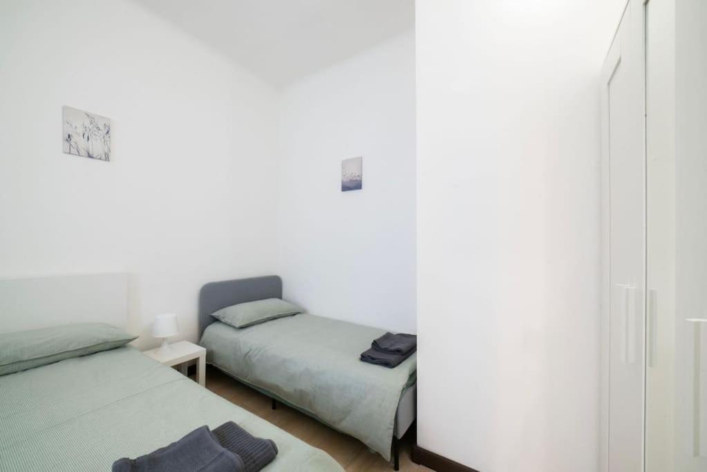 Apartment 4 Stops From The City Center Milan Bagian luar foto