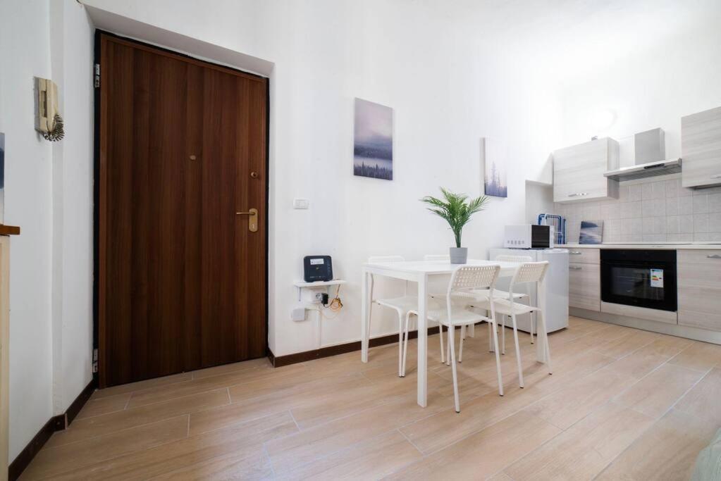 Apartment 4 Stops From The City Center Milan Bagian luar foto
